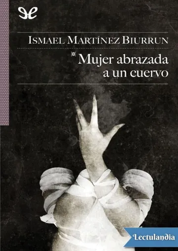 Mujer abrazada a un cuervo de Ismael Martínez Biurrun, portada del libro